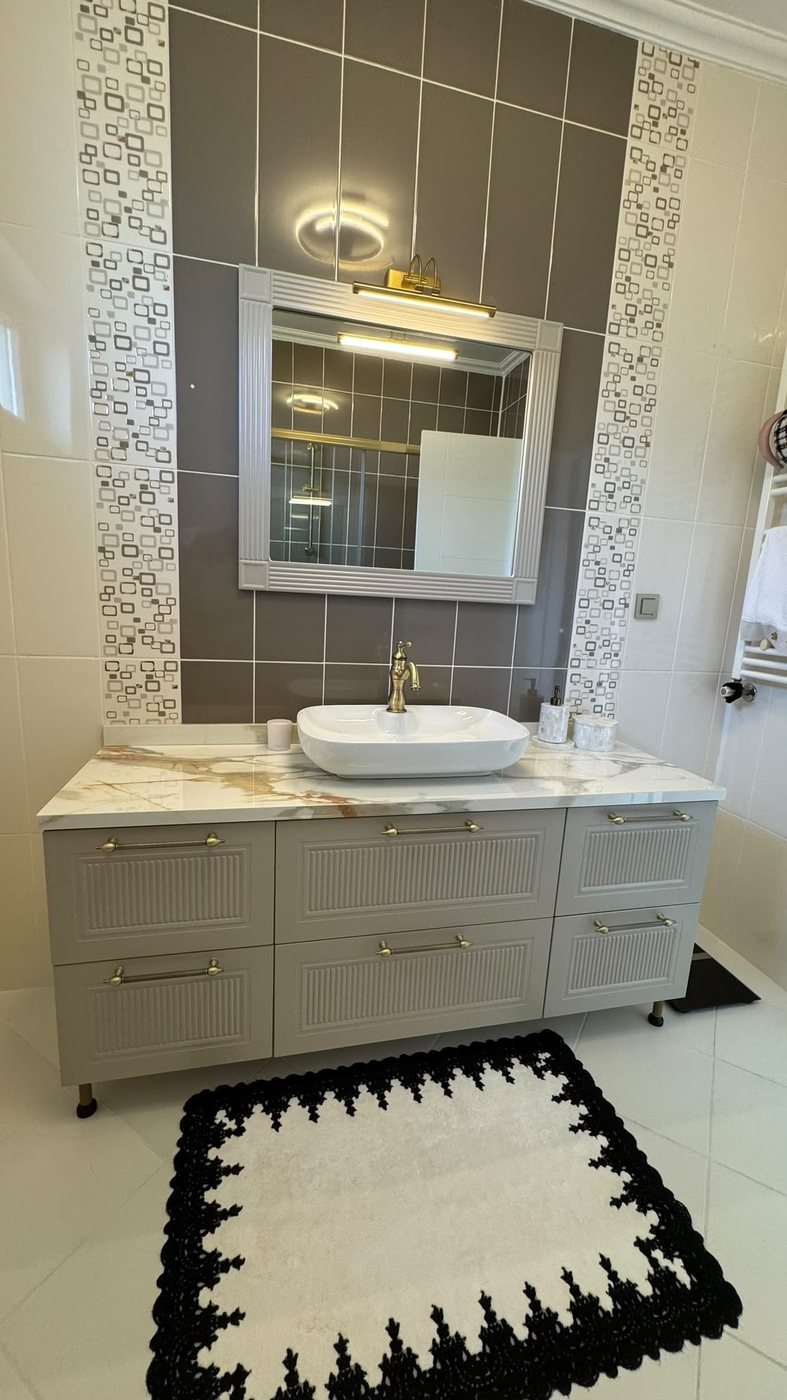 Gri banyo dolabı, mermer tezgâh